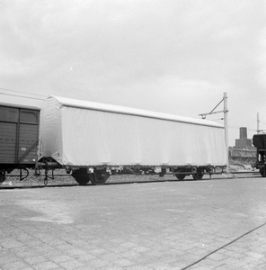 859420 Afbeelding van de huifwagen 20 84 910 0 000-5 (type Us-z) van de N.S. te Utrecht.